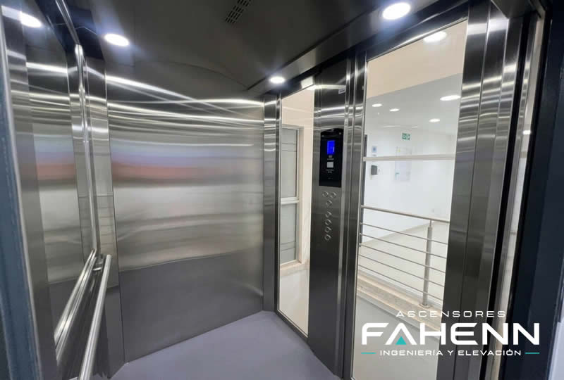 Conozca una cabina de ascensor en acero inoxidable con panel digital, acceso amplio e iluminación eficiente en Bogotá, Colombia