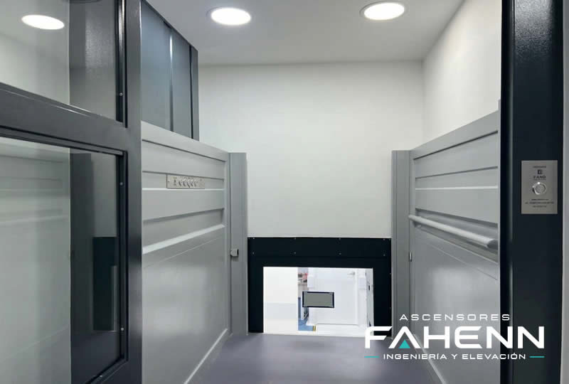 Explore un elevador de carga con cabina amplia, estructura metálica resistente y acceso funcional para operaciones industriales en Bogotá, Colombia