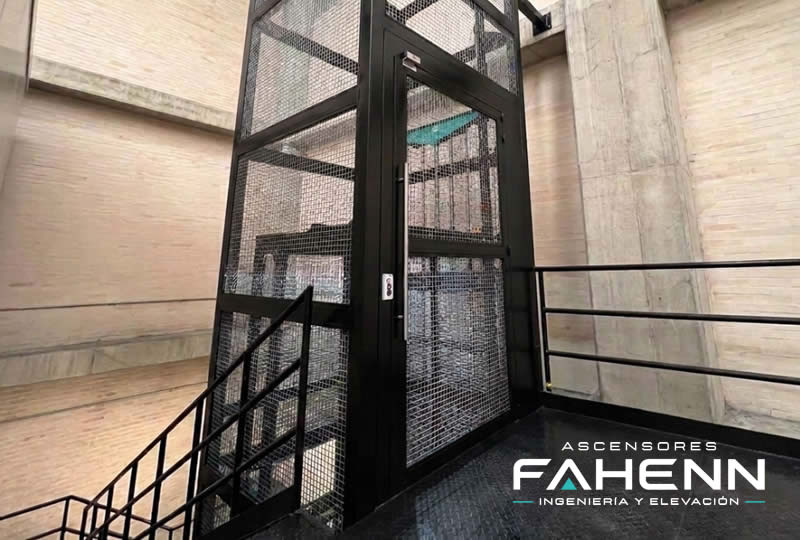 Conozca elevadores industriales con estructura metálica para transporte vertical seguro; solicite fabricación e instalación experta en Bogotá, Colombia. Ascensores Fahenn