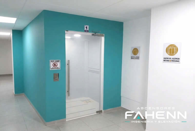 Descubra un ascensor para personas con acceso seguro, cabina iluminada y diseño funcional para edificios institucionales en Bogotá, Colombia