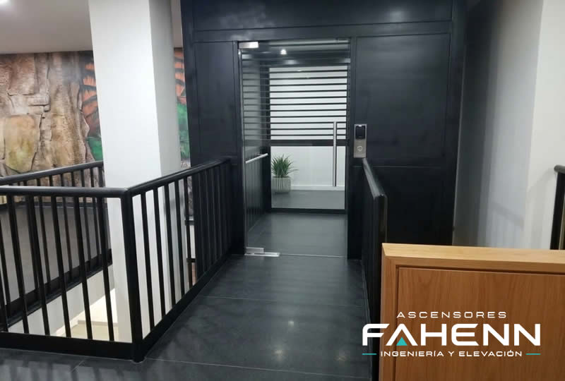Descubra un ascensor residencial compacto con acceso nivelado, estructura firme y movilidad cómoda para casas en Bogotá, Colombia