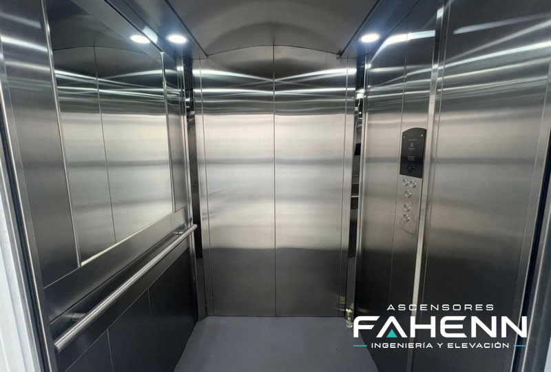 Conozca una cabina de ascensor en acero inoxidable con espejo, panel de control y terminaciones elegantes de alta calidad en Bogotá, Colombia