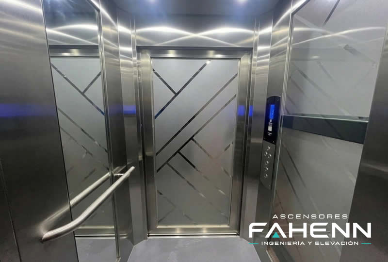 Explore una cabina de ascensor en acero inoxidable con espejo, pasamanos y acabados modernos para edificios en Bogotá, Colombia