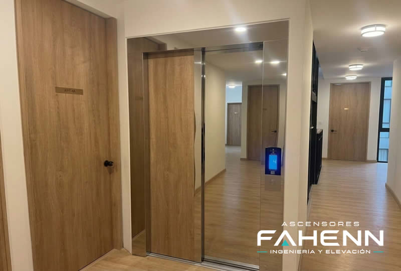 Descubra un ascensor moderno con puertas automáticas, panel digital y acabado reflectivo para viviendas y edificios en Bogotá, Colombia