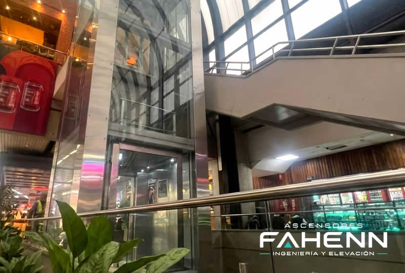 Descubra ascensores panorámicos para centros comerciales con vidrio, diseño contemporáneo y movilidad segura; solicite hoy asesoría en Bogotá, Colombia. Ascensores Fahenn