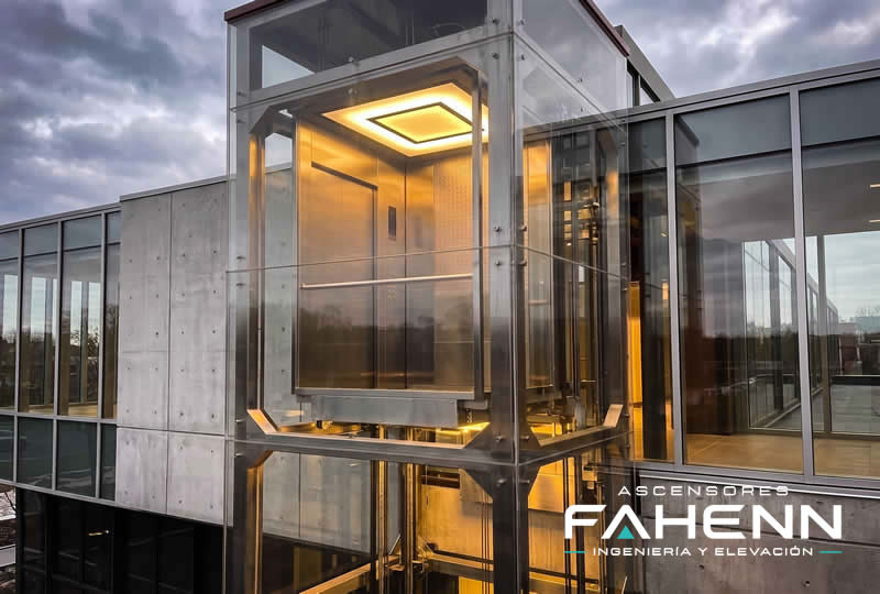 Descubra ascensor panorámico exterior para edificios con diseño moderno, estructura en vidrio y operación segura; solicite asesoría en Bogotá, Colombia. Ascensores Fahenn
