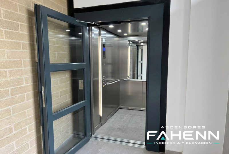 Explore ascensores para edificios con cabina de acero inoxidable, puertas seguras y acabado ideal; solicite instalación profesional en Bogotá, Colombia. Ascensores Fahenn
