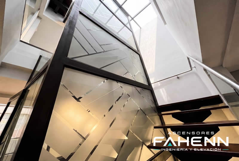 Explore una cabina de ascensor en acero inoxidable con iluminación moderna, pasamanos y acabados resistentes; solicite información, en Bogotá, Colombia. Ascensores Fahenn