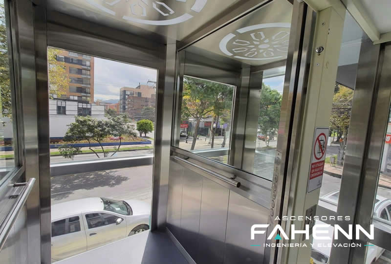 Explore un ascensor panor&aacute;mico con cabina de vidrio, visibilidad exterior y dise&ntilde;o ideal; solicite una soluci&oacute;n segura para su obra en Bogot&aacute;, Colombia. Ascensores Fahenn