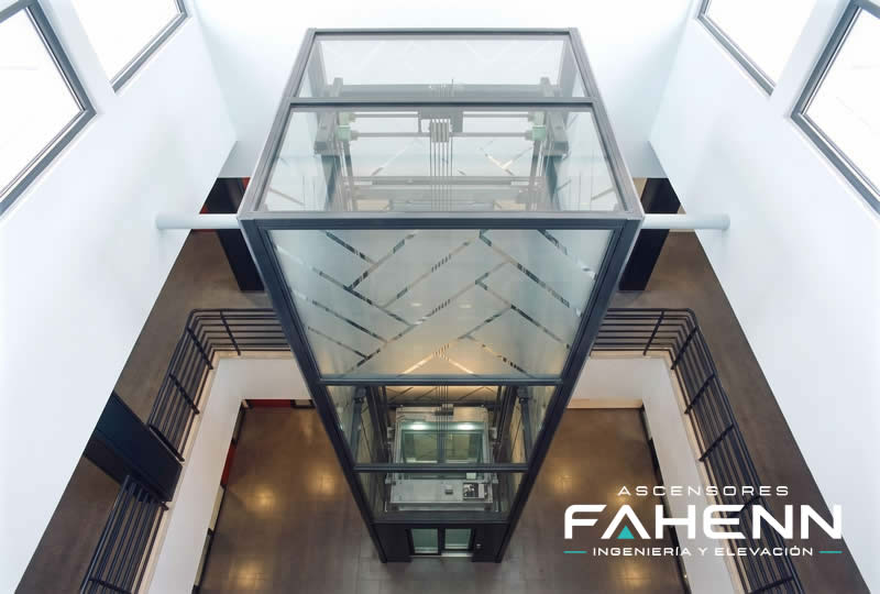 Descubra un ascensor panor&aacute;mico en vidrio para edificios con dise&ntilde;o moderno, movilidad segura e instalaci&oacute;n profesional; cotice hoy en Bogot&aacute;, Colombia. Ascensores Fahenn