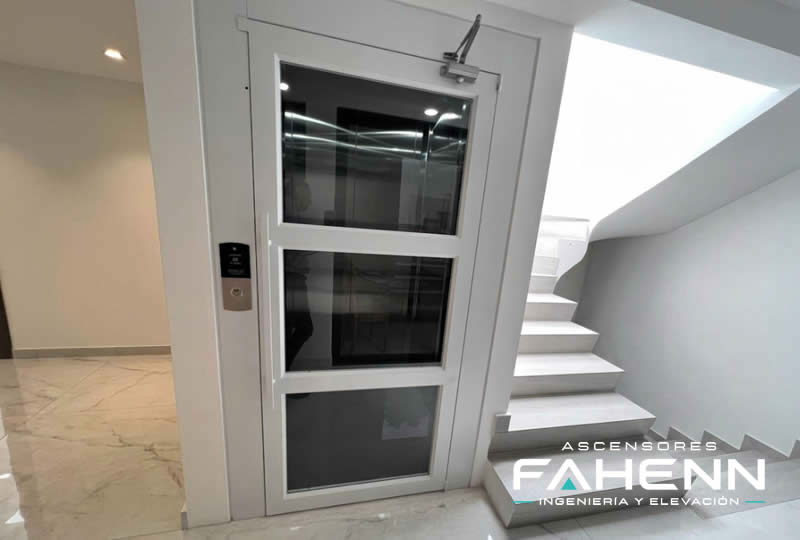 Conozca un ascensor residencial compacto para casas con cabina en vidrio, dise&ntilde;o discreto y operaci&oacute;n segura; pida asesor&iacute;a t&eacute;cnica en Bogot&aacute;, Colombia. Ascensores Fahenn