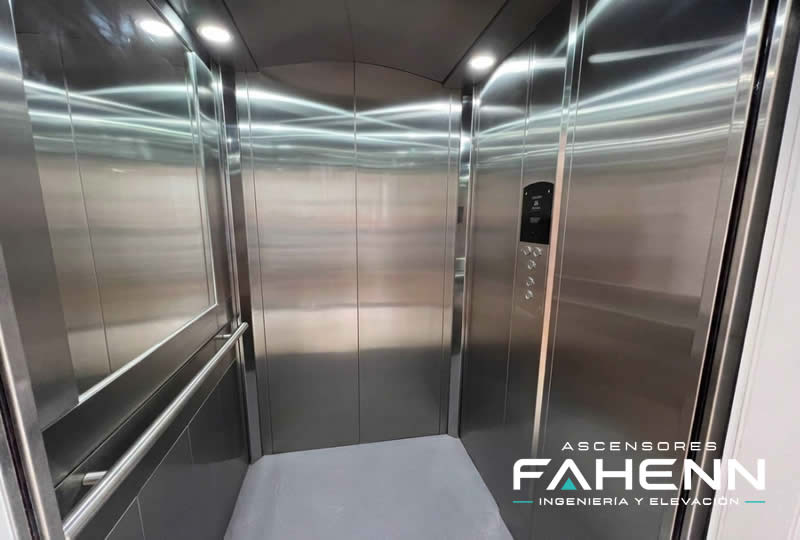 Conozca una cabina de ascensor en acero inoxidable con iluminaci&oacute;n moderna, pasamanos y acabados resistentes; solicite atenci&oacute;n hoy en Bogot&aacute;, Colombia. Ascensores Fahenn