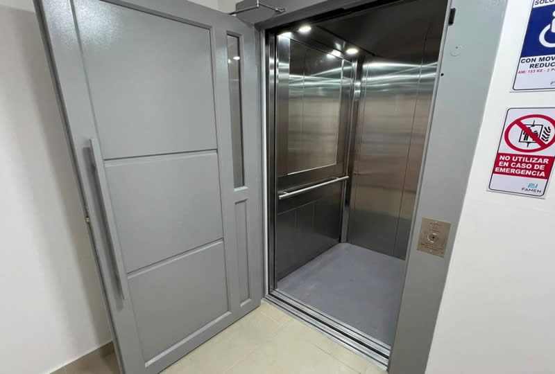 Conozca un ascensor accesible con puerta manual y cabina en acero inoxidable, dise&ntilde;ado para una movilidad c&oacute;moda y segura en Bogot&aacute;, Colombia. Ascensores Fahenn