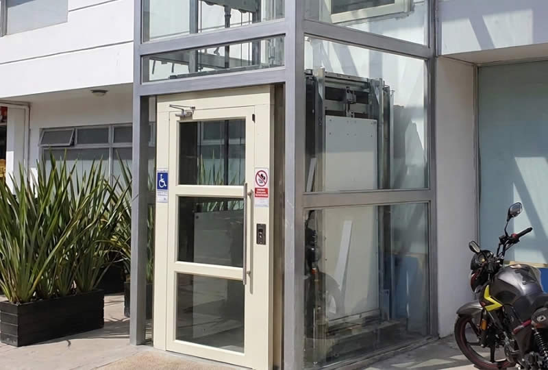 Descubra un ascensor accesible para edificios, con estructura panor&aacute;mica en vidrio y acceso seguro para movilidad reducida en Bogot&aacute;, Colombia. Ascensores Fahenn