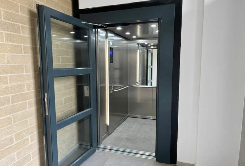 Descubra un ascensor moderno con puerta en vidrio, cabina de acero inoxidable e iluminaci&oacute;n vertical para edificios en Bogot&aacute;, Colombia. Ascensores Fahenn