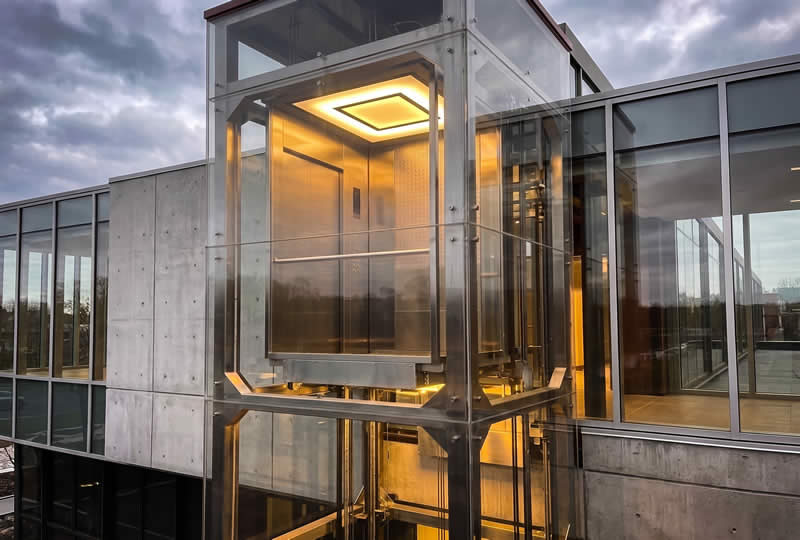 Explore un ascensor panor&aacute;mico exterior para edificios, con cabina en vidrio, estructura visible e iluminaci&oacute;n de calidad en Bogot&aacute;, Colombia. Ascensores Fahenn