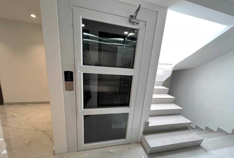 Conozca un ascensor residencial compacto para casa, con cabina moderna, iluminaci&oacute;n LED y una instalaci&oacute;n integrada en Bogot&aacute;, Colombia. Ascensores Fahenn
