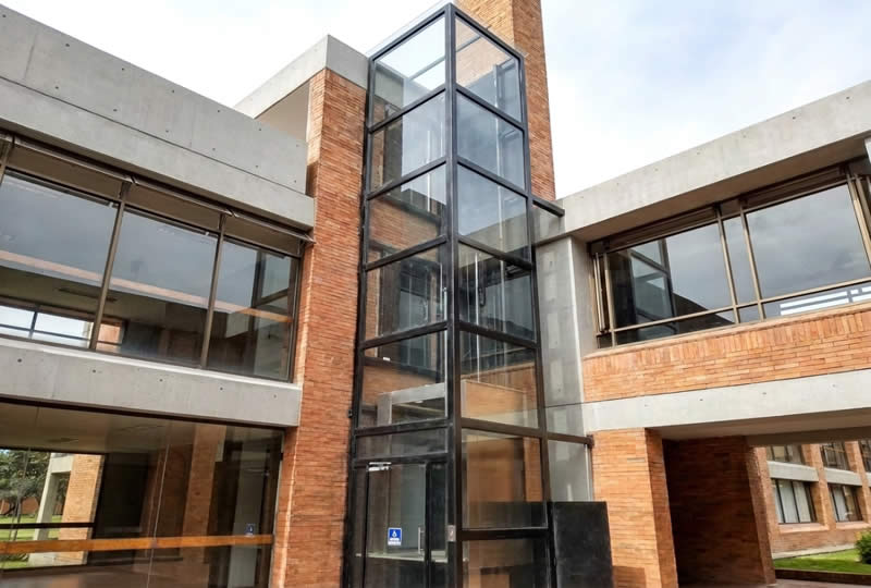 Descubra un ascensor panor&aacute;mico externo con estructura de vidrio que integra movilidad y dise&ntilde;o para edificios en Bogot&aacute;, Colombia. Ascensores Fahenn