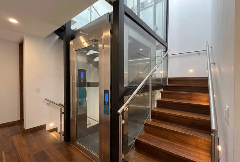 Explore un ascensor residencial en vidrio para casa con dise&ntilde;o moderno, desplazamiento c&oacute;modo y funcionamiento seguro en Bogot&aacute;, Colombia. Ascensores Fahenn