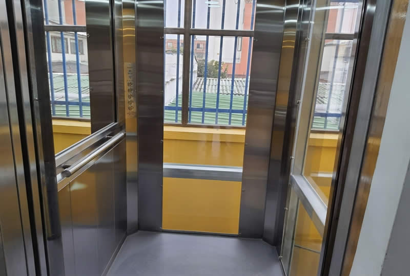 Conozca una cabina de ascensor panor&aacute;mico en acero inoxidable y vidrio, con acabados modernos y operaci&oacute;n segura en Bogot&aacute;, Colombia. Ascensores Fahenn