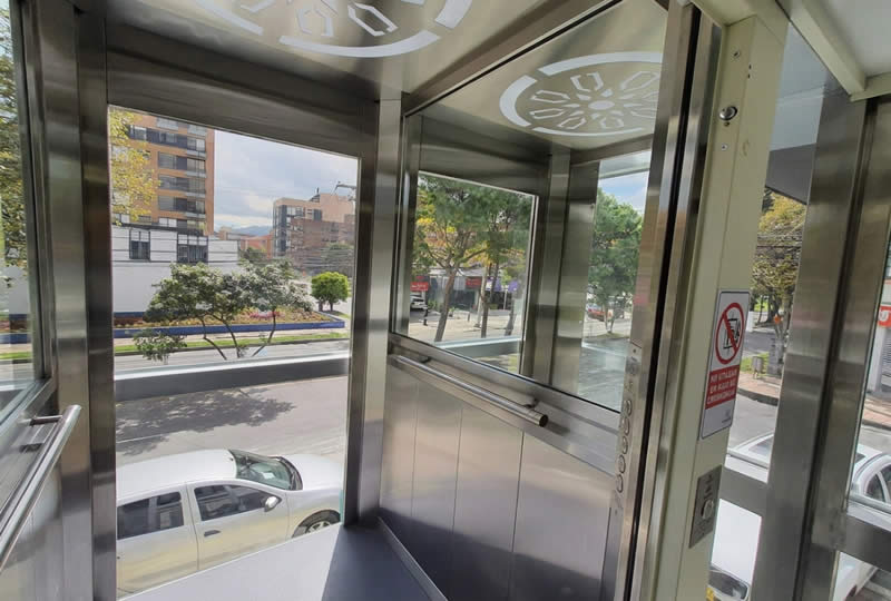 Explore una cabina panor&aacute;mica de ascensor en acero inoxidable con vista exterior, dise&ntilde;o elegante y movilidad confiable en Bogot&aacute;, Colombia. Ascensores Fahenn