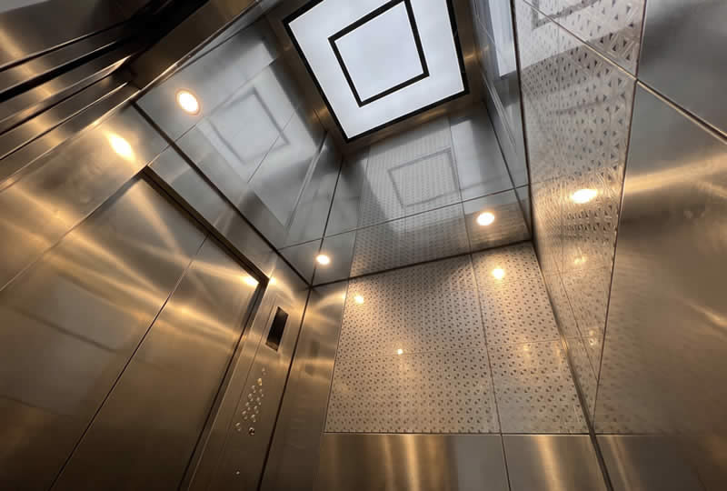 Conozca una cabina premium de ascensor en acero inoxidable con iluminaci&oacute;n moderna y dise&ntilde;o de lujo en Bogot&aacute;, Colombia. Ascensores Fahenn