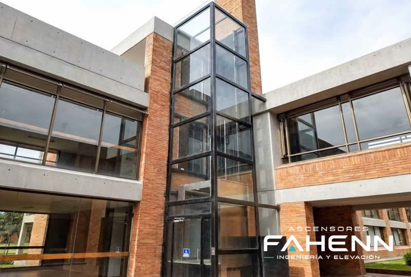 Conozca un ascensor panor&aacute;mico exterior en vidrio para edificios, con estructura moderna y movilidad accesible; cotice su instalaci&oacute;n en Bogot&aacute;, Colombia. Ascensores Fahenn