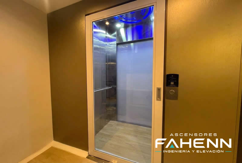 Explore un ascensor residencial con puerta de vidrio, iluminaci&oacute;n LED y dise&ntilde;o moderno; solicite una soluci&oacute;n segura para su hogar en Bogot&aacute;, Colombia. Ascensores Fahenn