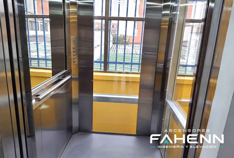 Descubra una cabina de ascensor en acero inoxidable y vidrio con acabados modernos para casas; solicite asesor&iacute;a especializada en Bogot&aacute;, Colombia. Ascensores Fahenn
