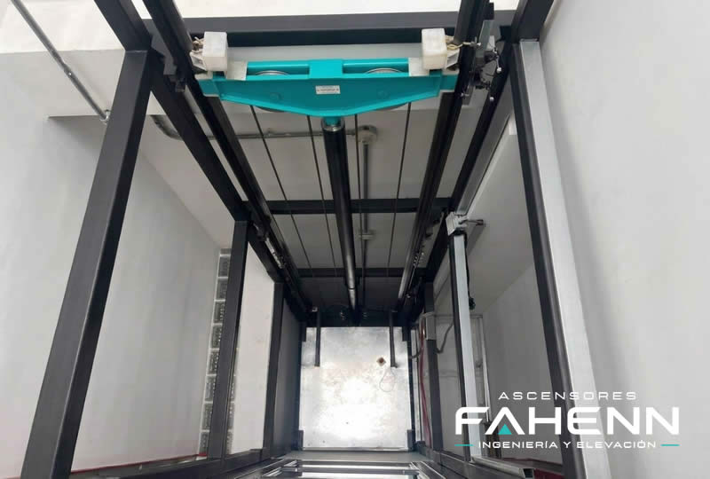 Conozca el sistema hidr&aacute;ulico de un ascensor para casa y solicite instalaci&oacute;n, mantenimiento y respaldo t&eacute;cnico para una operaci&oacute;n segura en Bogot&aacute;, Colombia. Ascensores Fahenn