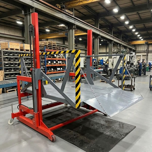 Fotografía de plataforma elevadora transportando mercancía pesada dentro de una instalación industrial limpia, resistente y organizada para tu empresa en Bogotá, Colombia