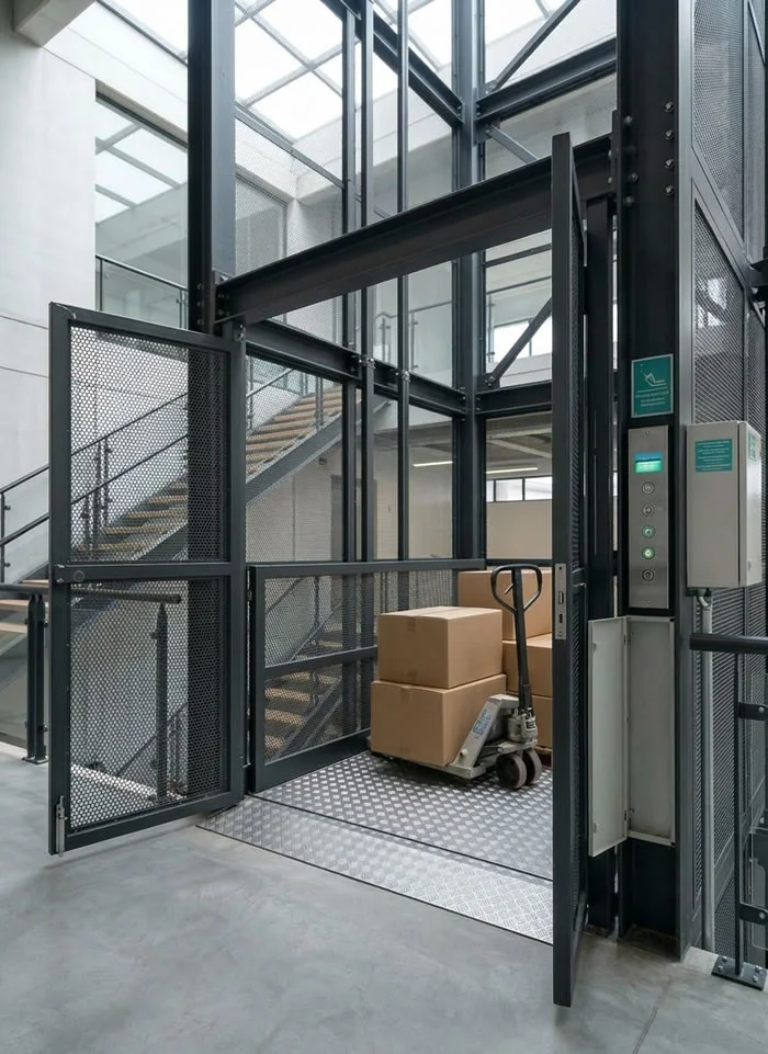 Solicita ahora una solución de ascensor industrial segura y eficiente, diseñada para mover carga en tu empresa con asesoría y respaldo técnico directo en Bogotá, Colombia