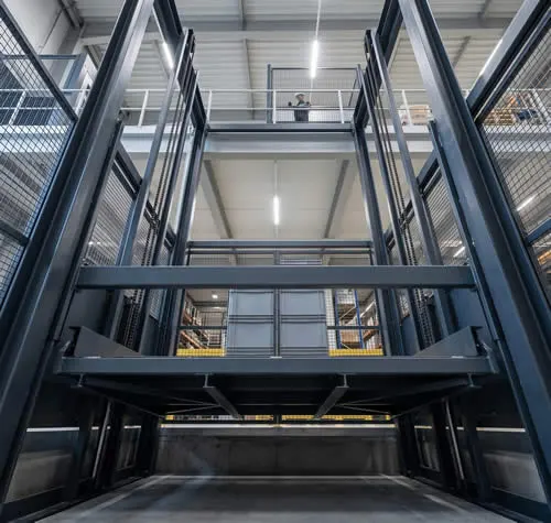 Planifique el recorrido vertical de su ascensor industrial con guías, estructura y accesos definidos según su operación. Solicite su diagnóstico, hoy en Bogotá y Colombia