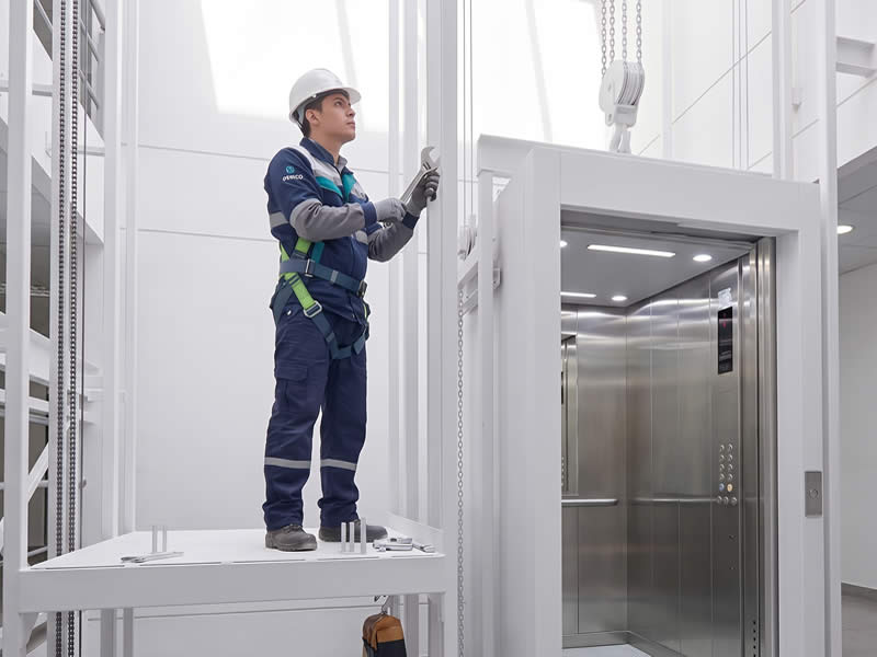 Instale su ascensor con acompañamiento profesional: coordinamos el montaje de la estructura, una cabina, los accesos y los sistemas para su operación en Bogotá y Colombia
