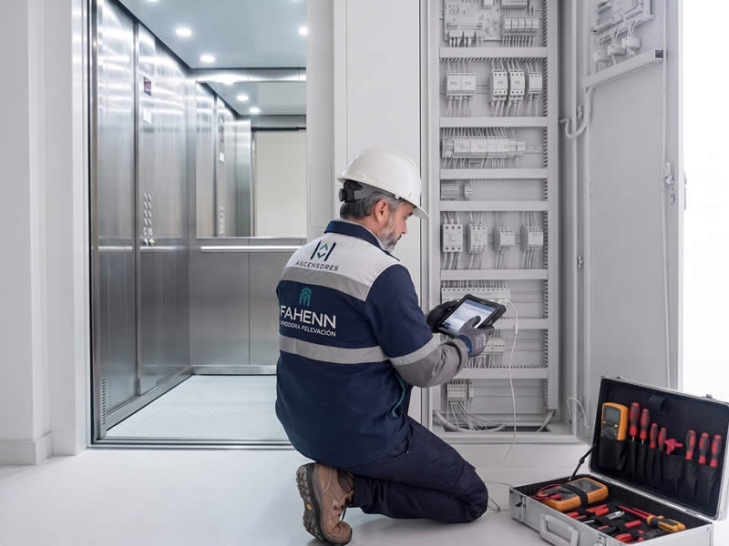 Proteja la operación de su ascensor con mantenimiento preventivo y correctivo: solicite servicio técnico para cuidar la seguridad y confiabilidad hoy en Bogotá y Colombia